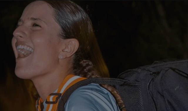 Corredora sonriendo durante la ruta nocturna