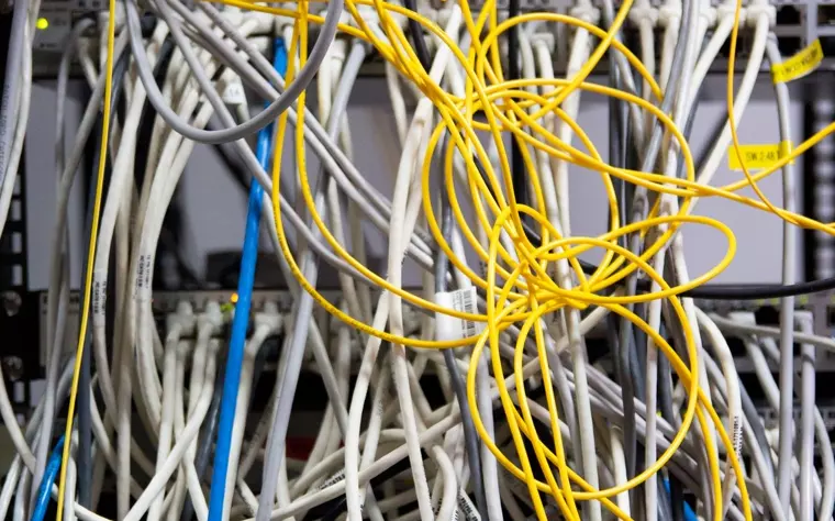 Maraña de cables de red enredados en un bastidor de servidores