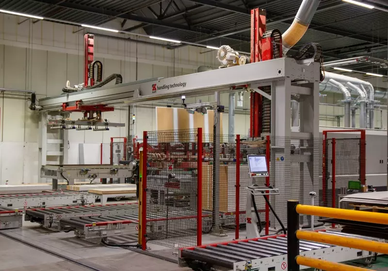 Brazo robótico en una línea de producción automatizada