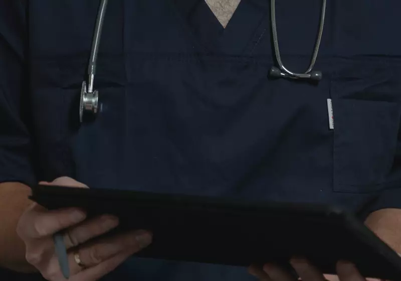 Profesional de la salud registrando información en una tableta